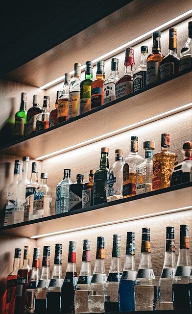 photo d'un back bar avec des bouteilles d'alcool représentant la gestion des stocks d'un établissement CHR
