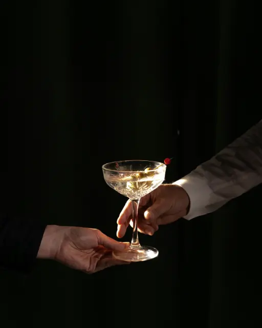 Service d'un cocktail à un client