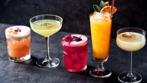 Cocktails servies sur une table représentant les grandes familles de cocktails à connaitre